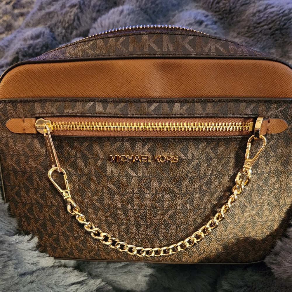 Jet Set Large Logo Crossbody Bag